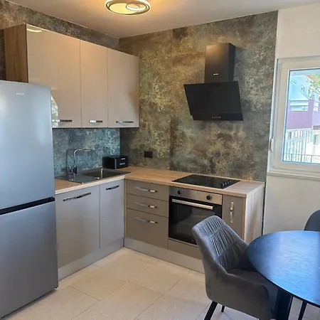 Apartman Gv 2 With Sea View And Jacuzzi Makarska