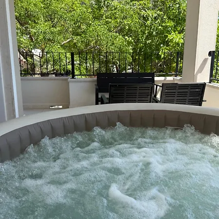 Gv 2 With Sea View And Jacuzzi *